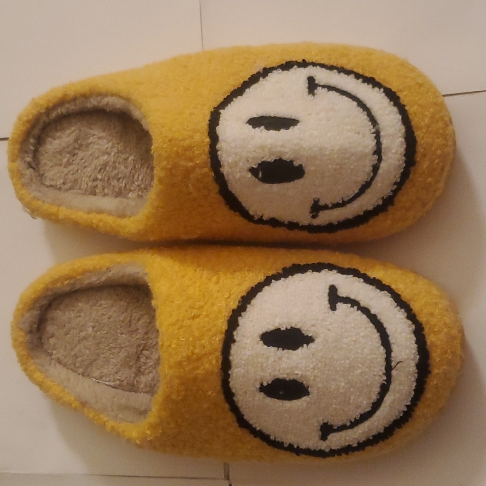 New smily face cozy slippers size 8.5/9.5